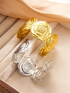 Dettaglio macro di bracciali con rilievo rosa 18k in oro e argento su velluto