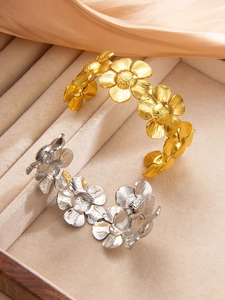 Vue détaillée des bracelets fleurs en or et argent avec des pétales texturés