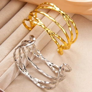 Bracelets manchettes évidés irréguliers en plaqué or 18 carats et argent sur soie de luxe