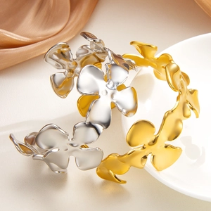 Bracelet jonquille élégant en or 18k et argent avec fini mat sur fond de soie