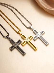 Détails des pendentifs croix en argent, or et noir avec texture en fil d'acier