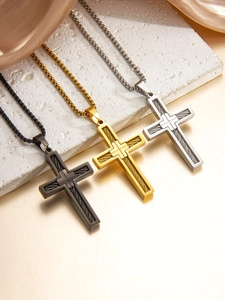 Gros plan de pendentifs croix avec incrustation de câbles en noir, doré et argenté
