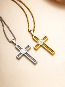 Détail de pendentifs croix argent et or avec insert en câble d'acier et chaînes