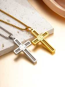 Gros plan détaillé des pendentifs croix or et argent avec texture en fil d'acier