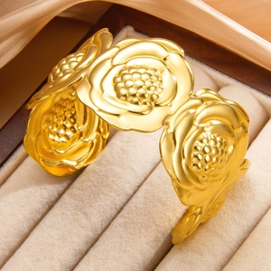 Bracciale rigido aperto con rosa in acciaio inossidabile placcato oro 18k in scatola regalo