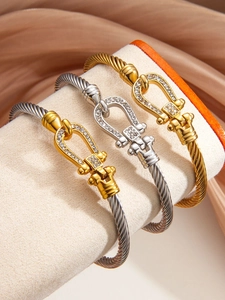 Dettaglio macro di bracciali a cavo intrecciato con fibbie a ferro di cavallo