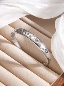 Gros plan du bracelet étoile et lune en argent avec zircons dans un écrin en velours