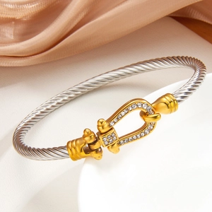 Lussuoso bracciale a ferro di cavallo PVD oro 18k con cristalli e cavo in acciaio