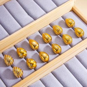 Détail de boucles d'oreilles goutte en or 18 carats avec cristaux dans un présentoir