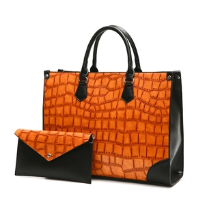Set aus orange-schwarzer Tragetasche und Briefumschlag-Clutch mit Krokoprägung