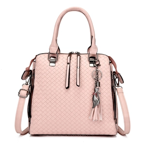 Borsa da donna in rosa intrecciato con doppi manici, tracolla e ciondolo a gatto