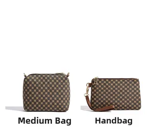 Dettaglio del set borsa a tracolla media e pochette con motivo a stelle caffè
