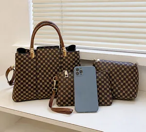 Set di 4 borse vintage da donna con motivo a monogramma e confronto delle dimensioni