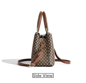 Vista laterale della borsa vintage stampata con manici in pelle e dettagli metallici
