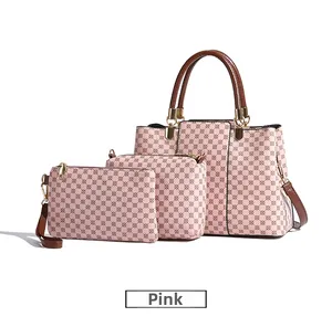Set di borse rosa da tre pezzi con borsa a tracolla e pochette con motivi geometrici