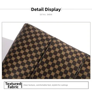 Dettaglio della stampa floreale vintage su ecopelle premium con trama a grana incrociata