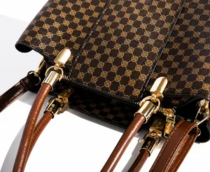 Dettaglio dell'hardware dorato rinforzato su una borsa shopping vintage marrone scuro