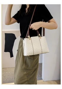 Vista dettagliata della borsa a mano monogramma da donna con stampa geometrica e manici