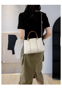 Vista posteriore di una modella che indossa la borsa a tracolla vintage con motivi grafici