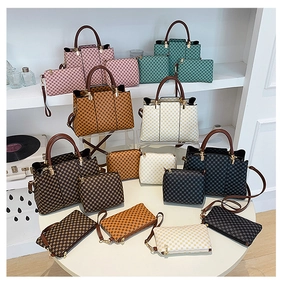 Set di borse in tre pezzi con borsa grande, borsa a tracolla e portafoglio a quadretti