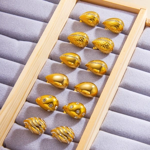 Détails de six paires de boucles d'oreilles dorées en goutte d'eau aux textures variées