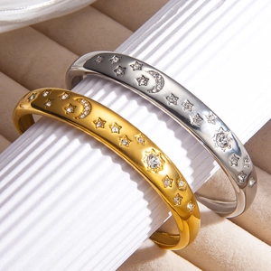 Bracelets étoile et lune plaqués or 18k et argent avec zircons sur présentoir blanc