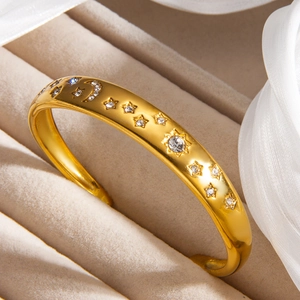 Bracelet jonc lune et étoile doré 18K avec cristaux de zircon dans son écrin de luxe
