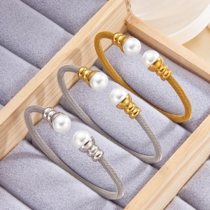 Set di tre bracciali regolabili in maglia d'acciaio con perle bianche in oro e argento