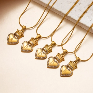 Collares de corazón con corona dorada con borde de diamantes y letras personalizadas
