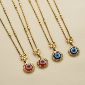 Vue détaillée des pendentifs œil maléfique en or 18K ornés de cristaux de différentes couleurs