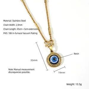 Détail macro d'un pendentif Mauvais Oeil plaqué or 18K avec résine bleue et zircon