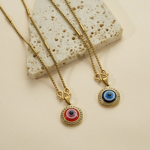 Détails des pendentifs œil maléfique ronds rouge et bleu avec chaîne dorée et cristaux