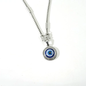 Détail du pendentif Œil maléfique plaqué or 18 carats avec cristaux et pierres bleues