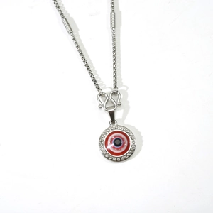 Détail du pendentif œil maléfique rouge avec cristaux et chaîne argentée à crochet S