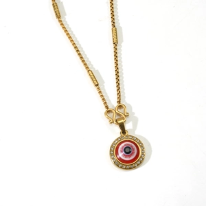 Détail du collier mauvais œil en or 18 carats avec pendentif en cristal et chaîne box