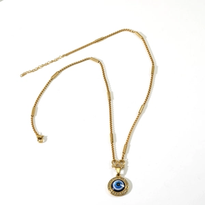 Gros plan du pendentif œil maléfique plaqué or 18 carats avec résine bleue et zircone