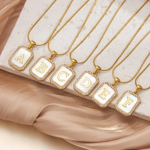 304 Edelstahl Buchstaben Halskette Vergoldet Weiße Muschel Zirkonia Rechteckiger Anhänger Eleganter Schmuck Für Damen