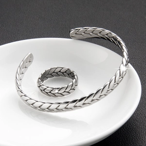 Conjunto de pulsera ajustable con patrón de espiga y anillo a juego en color plateado