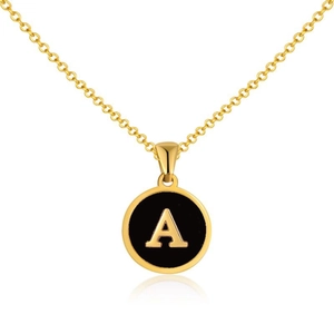 Detalle del collar de acero inoxidable chapado en oro 18K con colgante negro letra A