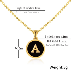Vista detallada del tamaño del collar de acero inoxidable chapado en oro 18K con letra A