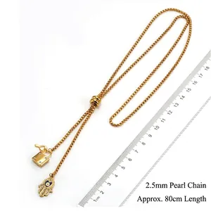 Dettaglio della collana Mano di Fatima e lucchetto da 80cm con catena a sfere da 2,5mm