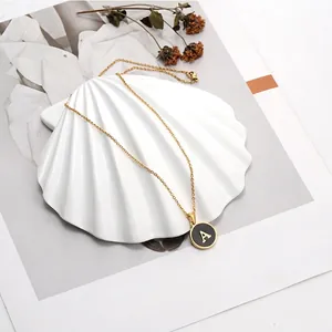 Elegante collar de acero inoxidable chapado en oro 18K con letra A sobre bandeja