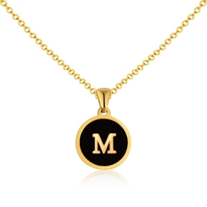 Collar de acero inoxidable chapado en oro de 18K con colgante letra M de esmalte negro