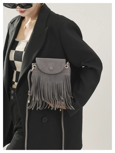 Sac bandoulière en suédine grise avec longues franges à double couche et fine bandoulière