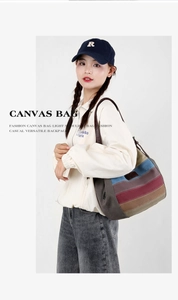 Détail d'un grand sac cabas en toile avec patchwork rayé multicolore et anses en cuir