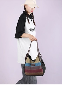 Vue détaillée du sac cabas en toile avec patchwork rayé coloré et poignées en cuir