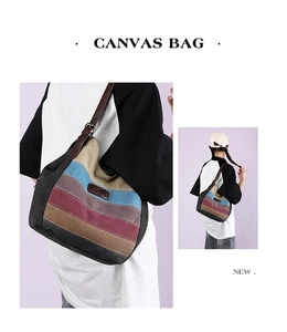Détail du sac cabas en toile rayé multicolore avec bandoulière en cuir marron et écusson