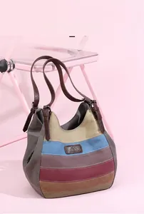 Détail du sac à main en toile multicolore avec poignées en cuir et boucles en métal