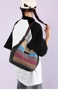 Détail du sac bandoulière en toile à blocs de couleurs avec rayures et cuir