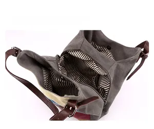 Vue détaillée du grand sac cabas en toile avec intérieur multi-poches et doublure rayée